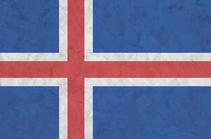 bandeira da islândia retratada em cores brilhantes de tinta na parede de reboco em relevo antigo. banner texturizado em fundo áspero foto