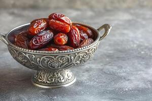 ai gerado cru encontro fruta pronto para comer dentro prata tigela em concreto fundo. tradicional, delicioso e saudável Ramadã Comida foto