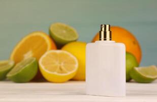perfume com citrino extratos. seletivo foco. spa dia, conceito do frescor perfume garrafa com limão Lima e laranja foto