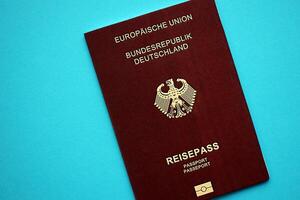 vermelho alemão Passaporte do europeu União em azul fundo fechar acima foto