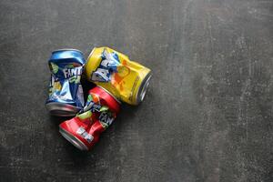 Kyiv, Ucrânia - 4 poderia, 2023 fanta suave beber marca amassado lata latas com vários sabores foto