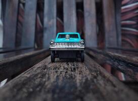 vintage brinquedo carro em de madeira fundo. seletivo foco. raso profundidade do campo foto