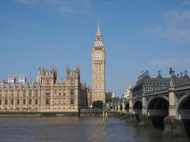 casas do parlamento e Westminster ponte dentro Londres foto