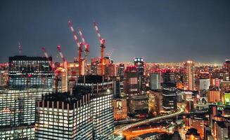 construção luzes dentro a céu do Tóquio foto