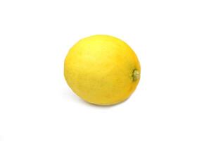 isolado limão fruta em branco fundo. a fruta é volta e oval. a jovem fruta é verde. quando cozinhou isto vai estar amarelo. a fruta carne é suculento e azedo gosto. foto