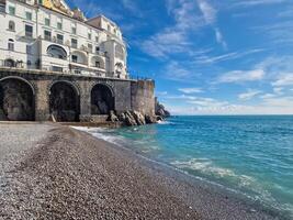a magnífico amalfi costa dentro Itália é célebre para Está tirar o fôlego costeiro vistas, encantador aldeias, e rico cultural herança. foto