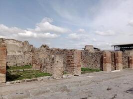 pompéia, a antigo romano cidade enterrado de a erupção do montar Vesúvio, carrinhos Como uma unesco mundo herança site, oferta uma único vislumbre para dentro diariamente vida durante a romano Império. foto