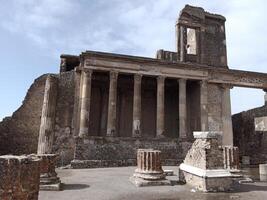 pompéia, a antigo romano cidade enterrado de a erupção do montar Vesúvio, carrinhos Como uma unesco mundo herança site, oferta uma único vislumbre para dentro diariamente vida durante a romano Império. foto