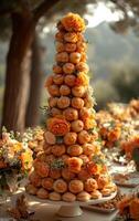 ai gerado pirâmide do envidraçado rosquinhas é decorado com laranja rosas foto