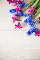 lindo ramalhete do Primavera flores em uma de madeira mesa foto