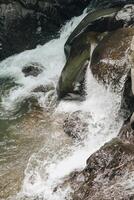 refrescante curug sentul Claro rio fluindo a partir de cachoeira, cercado de florestas, ideal para natureza amantes foto