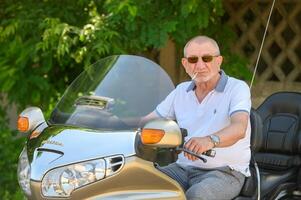 idosos homem sentado em uma motocicleta 6 foto