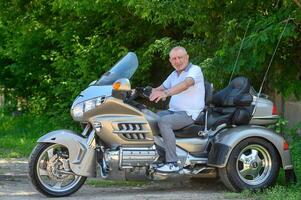 idosos homem sentado em uma motocicleta 1 foto