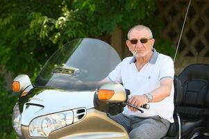 idosos homem sentado em uma motocicleta 5 foto