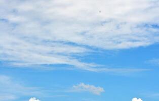 foto do brilhante azul céu dentro verão