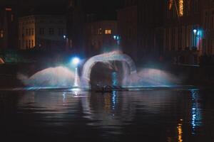 Natal luz mostrar dentro a Formato do a cisne dança em a água canal dentro a histórico distrito dentro Bruges, Bélgica. romântico cena foto