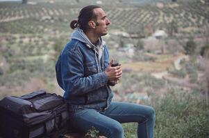 viajante homem com mochila caminhadas às floresta, sente livre desfrutando natureza e fresco meio Ambiente em Primavera caminhada viagem foto