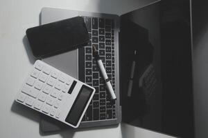 escritório couro escrivaninha mesa com calculadora e caneta. topo Visão com cópia de espaço foto