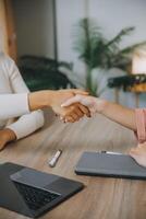 contrato e o negócio emprego currículo trabalho entrevista recrutamento. hr Reveja a perfil currículo do a trabalho candidato. o negócio emprego e humano recurso gestão conceito. foto