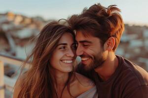 ai gerado feliz jovem viajante casal abraçando e sorridente juntos enquanto caminhando dentro a cidade. fechar-se foto