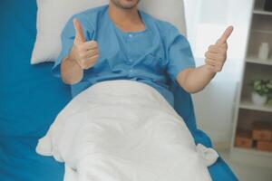 retrato do feliz caucasiano doente paciente em cama dentro hospital dentro médico e cuidados de saúde tratamento às enfermagem casa ou clínica. pessoas estilo de vida foto