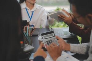 o negócio equipe encontro trabalhando com Novo comece projeto, discussão e análise dados a gráficos e gráficos. digital tábua, calculadora, computador portátil computador usando, o negócio finança e contabilidade conceito. foto