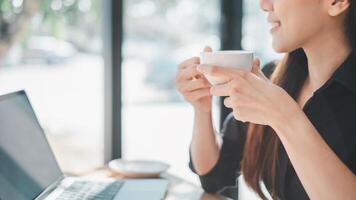 uma profissional mulher leva uma momento para saborear uma copo do café, desfrutando uma breve trégua às dela área de trabalho, uma mistura do produtividade e relaxamento. foto
