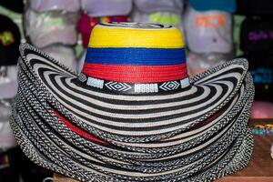 vender do tradicional chapéus a partir de Colômbia chamado sombrero vueltiao às a famoso comuna 13 dentro Medellin foto