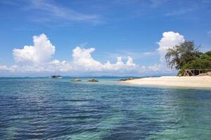 lindo azul mar e tropical areia de praia dentro Tailândia foto