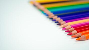 conjunto do colori lápis em uma branco fundo este é arranjado dentro uma Barra gráfico, cor lápis em branco fundo, fechar acima, desatado colori lápis linha com onda em mais baixo lado, linha lápis. foto