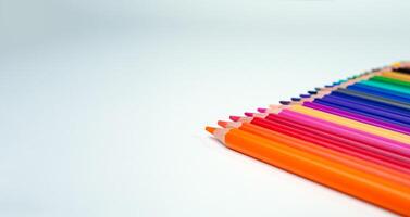 conjunto do colori lápis em uma branco fundo este é arranjado dentro uma Barra gráfico, cor lápis em branco fundo, fechar acima, desatado colori lápis linha com onda em mais baixo lado, linha lápis. foto