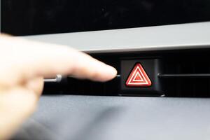 prensas a emergência Pare botão dentro a carro. carro emergência Atenção luz botão dentro frente carro console foto