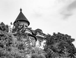 fotografia sobre tema antigo castelo de tijolos com grande torre foto