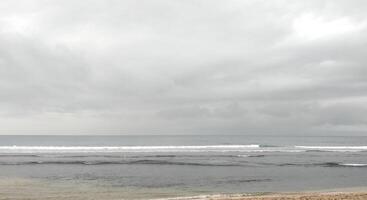 de praia dentro tormentoso clima, foto Como uma fundo