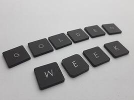teclado com a palavra dourado semana escrito dentro Preto em uma branco fundo foto