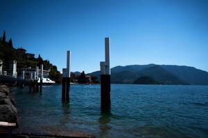 pilares dentro a água em a costa do lago como foto