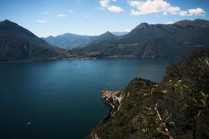 uma tirar o fôlego Visão do vida em lago como em uma verão dia a partir de acima foto