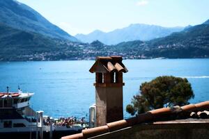 uma chaminé em a cobertura dentro a primeiro plano do uma balsa em lago como foto