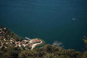 Visão do a cidade e a arenoso Península em a margens do lago como a partir de acima foto