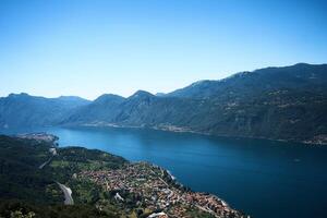 lago como com encantador iates cercado de colinas foto