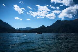 Visão do lago como a partir de água nível foto