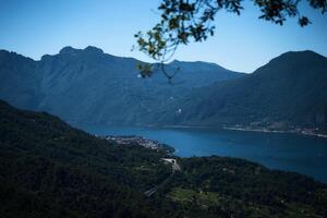 topo Visão do a cidade e a estrada em a margens do lago como foto