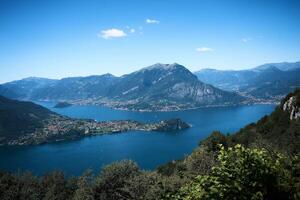 uma tirar o fôlego Visão do vida em lago como em uma verão dia a partir de acima foto