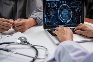 médico cuidados de saúde trabalhador examina dados análise cérebro avançado Programas em uma computador portátil, com uma estetoscópio e médico documentos em a escrivaninha. foto