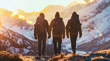 ai gerado grupo do caminhantes com mochilas caminhando dentro a montanhas às pôr do sol. foto