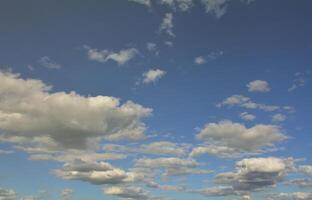 um céu azul nublado com muitas pequenas nuvens bloqueando o sol foto