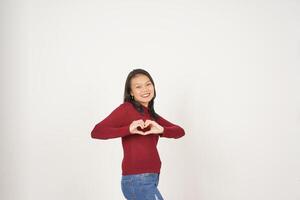 jovem ásia mulher dentro vermelho camiseta mostrando mão amor placa isolado em branco fundo foto