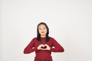 jovem ásia mulher dentro vermelho camiseta mostrando mão amor placa isolado em branco fundo foto