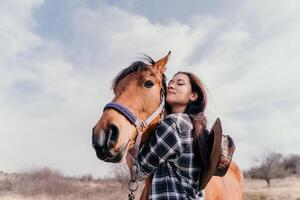 jovem feliz mulher com dela cavalo dentro tarde pôr do sol claro. ao ar livre fotografia com moda modelo garota. estilo de vida humor. oncept do ao ar livre cavalgando, Esportes e lazer. foto