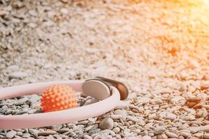 pilates Magia anel e borracha banda em ioga esteira perto mar. fêmea ginástica ioga conceito. saudável estilo de vida harmonia e meditação. foto